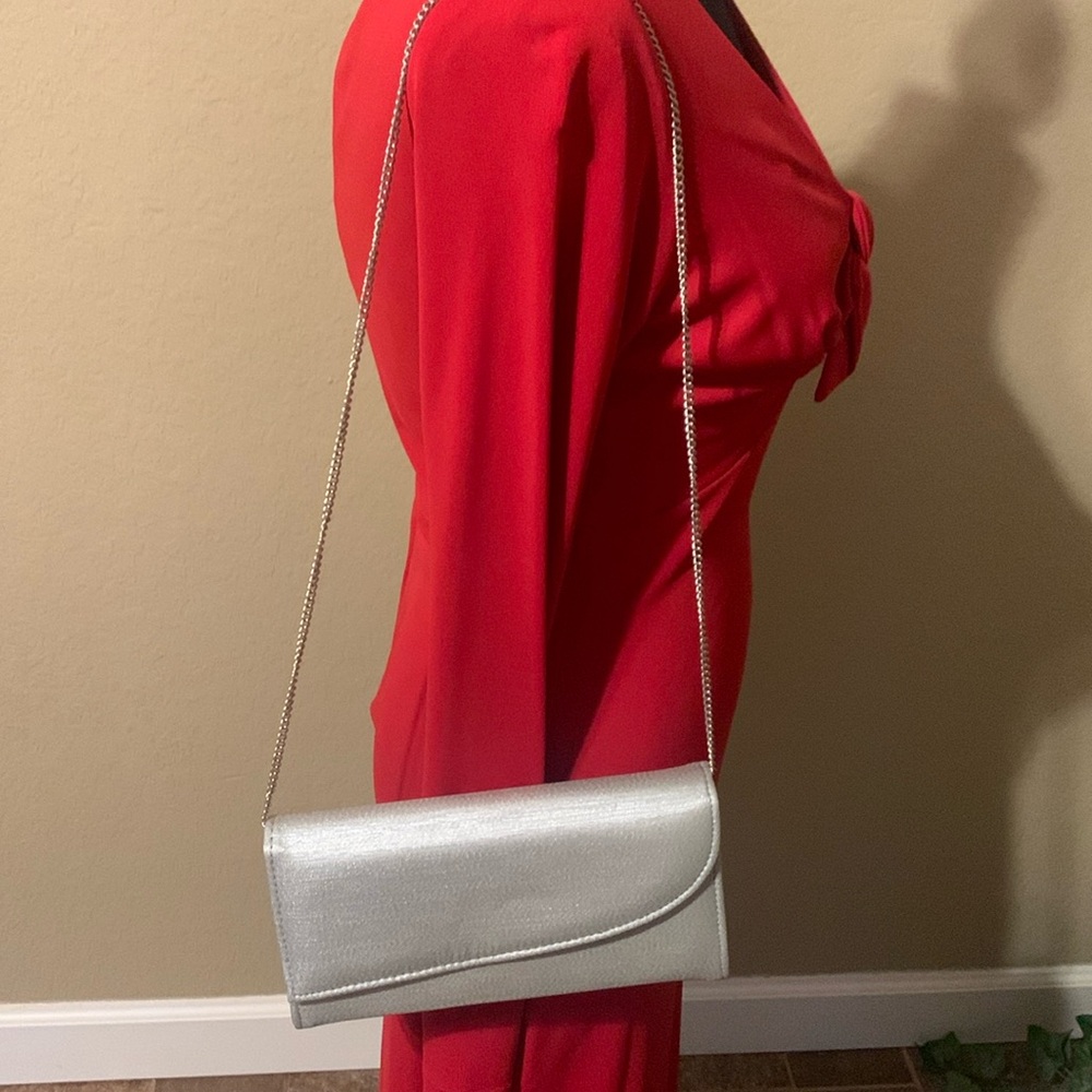 Vintage Silver Clutch with Silver Chain Strap.